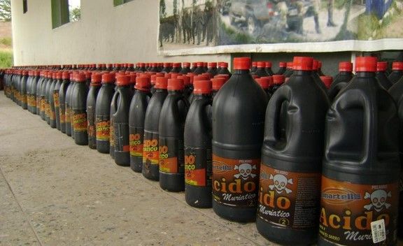 Mujer avienta ácido a niña de primaria en la cara