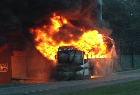 Cierran Carretera Nacional en Monterrey por incendio de camión