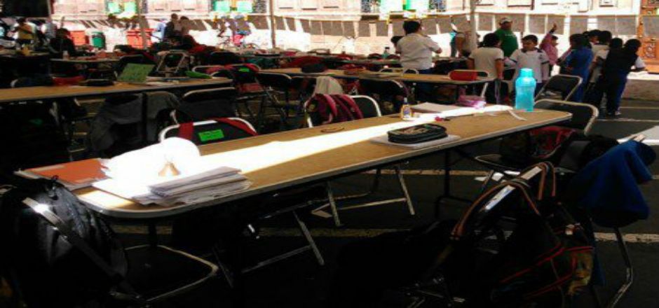 Niños toman clases afuera de la Catedral de Morelia