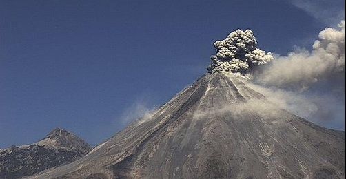 Volcán de Colima continúa arrojando ceniza