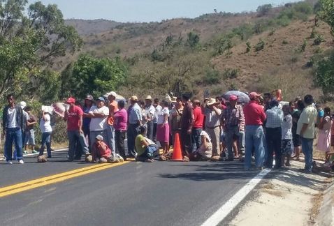Bloquean carretera México-Acapulco Bloquean carretera México-Acapulco