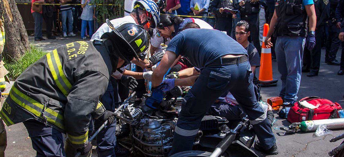 Varillas perforan piernas de presuntos asaltantes Varillas perforan piernas de presuntos asaltantes