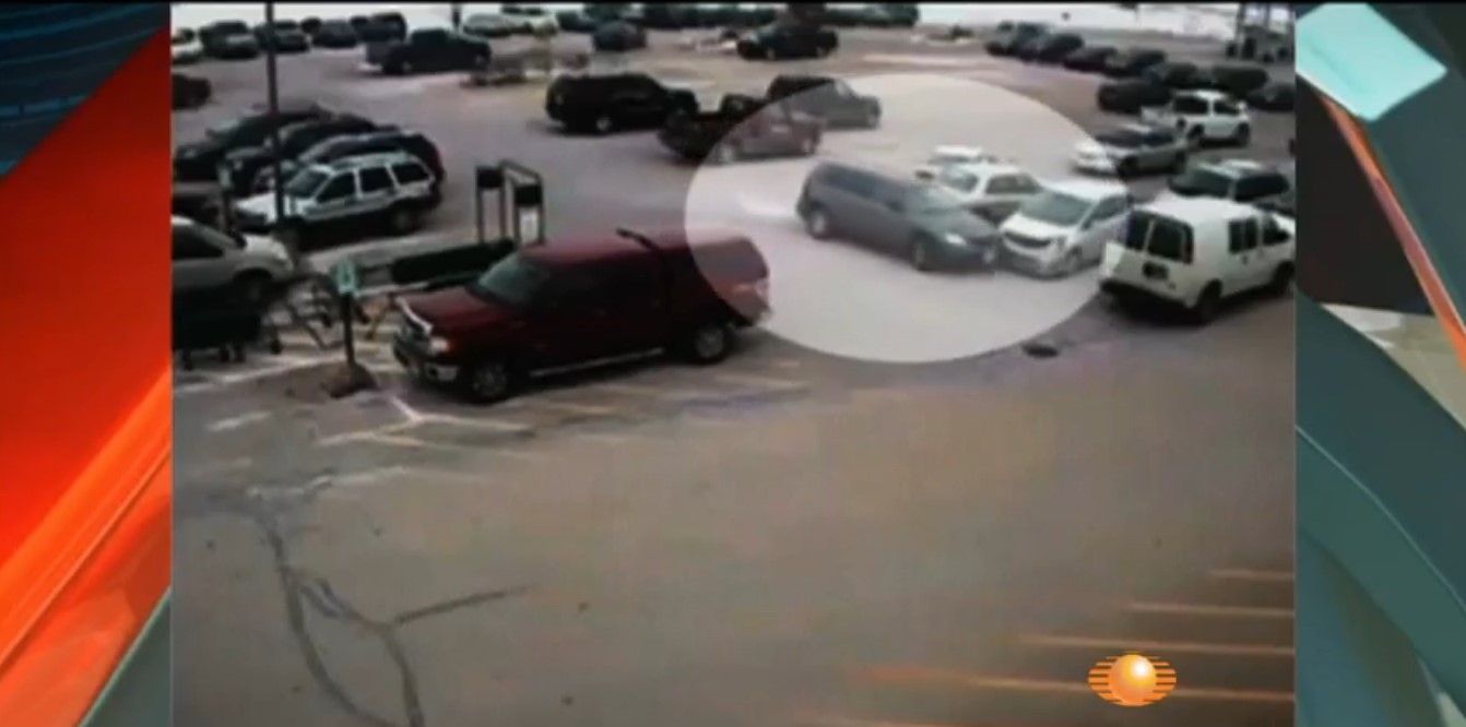 Conductor impacta siete autos en un estacionamiento Conductor impacta siete autos en un estacionamiento