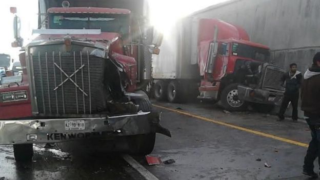 Diez vehículos afectados por dos choques en la México-Querétaro