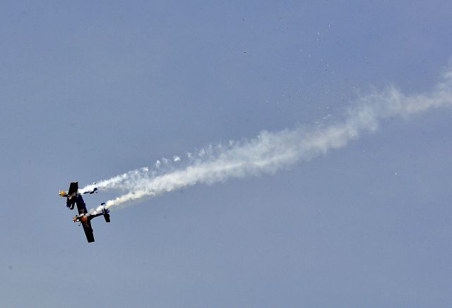 Dos aviones chocan al realizar acrobacia