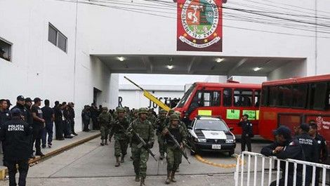 Gabino Cué lanza ultimátum a policías en paro