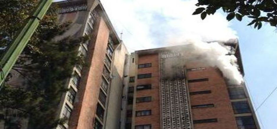 Fuego consume departamento de la Doctores