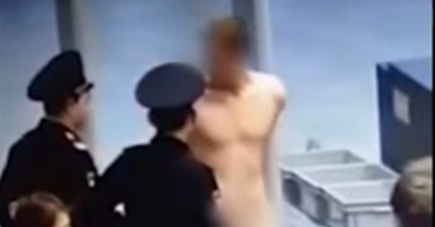 Hombre se desnuda en filtro de seguridad de aeropuerto Hombre se desnuda en filtro de seguridad de aeropuerto
