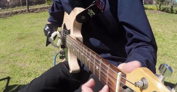 Imprimen prótesis para cumplir sueño de tocar la guitarra