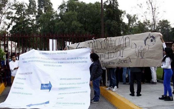 Estudiantes del IPN toman la Dirección General