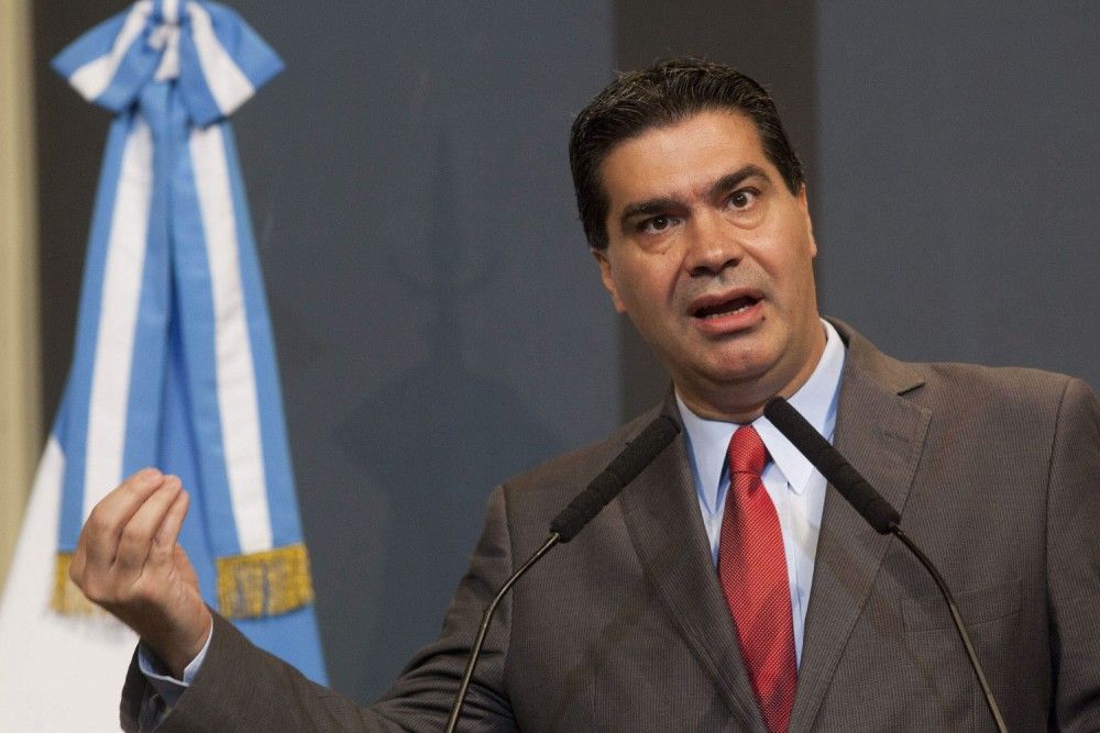 Jefe de gabinete argentino rompe noticias en televisión Jefe de gabinete argentino rompe noticias en televisión