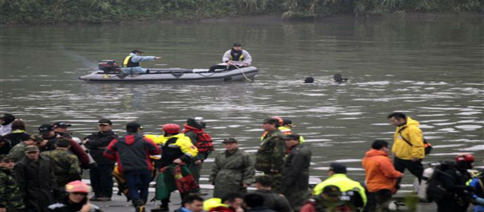 Encuentran 4 cuerpos más del avión de TransAsia Encuentran 4 cuerpos más del avión de TransAsia