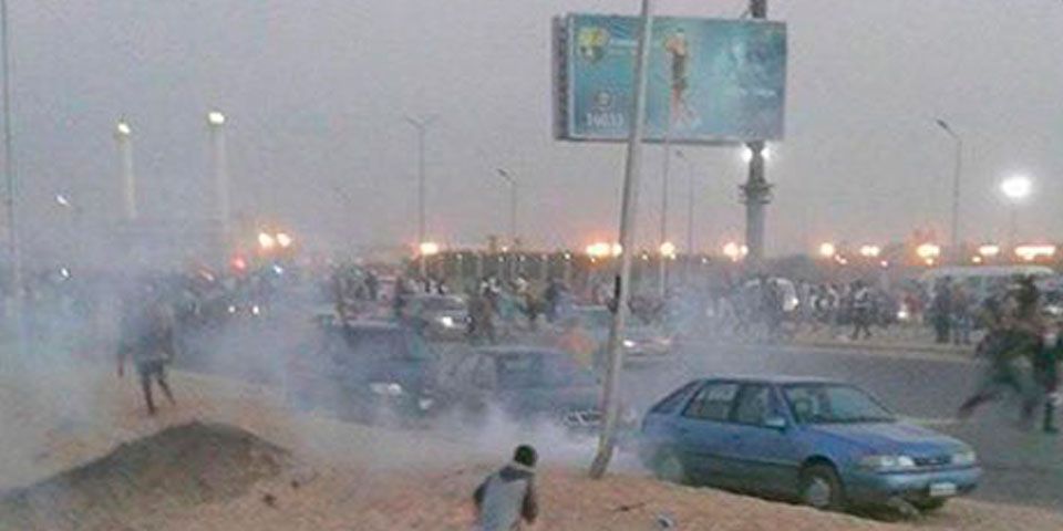 Mueren 14 por enfrentamiento entre hinchas y policías en Egipto Mueren 14 por enfrentamiento entre hinchas y policías en Egipto