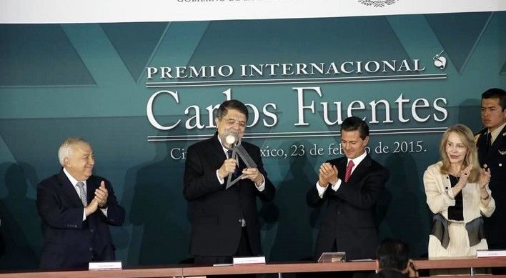 EPN entrega Premio Carlos Fuentes a escritor nicaragüense