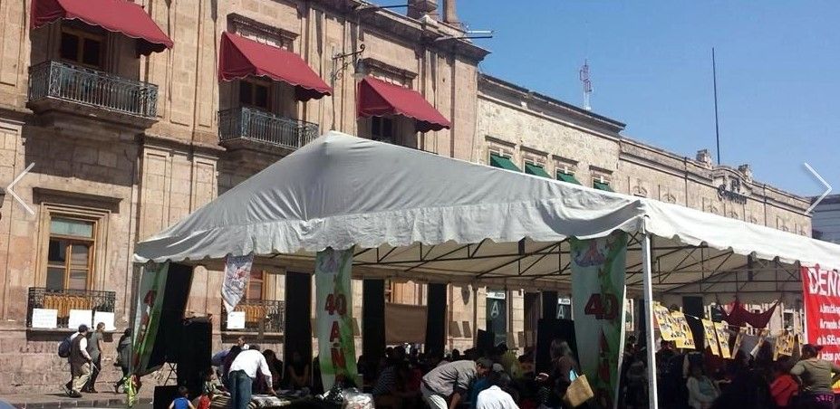 Niños toman clases frente a Palacio de Gobierno de Michoacán