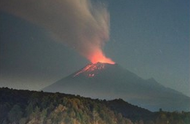 Cae ceniza en Puebla por explosión del Popocatépetl