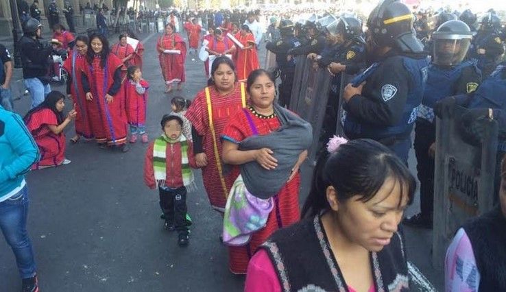 Indígenas marchan al Zócalo