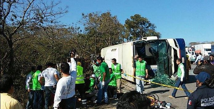 Mueren dos al volcar autobús en Chiapas