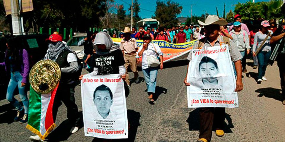 Maestros marchan en la Autopista del Sol Maestros marchan en la Autopista del Sol