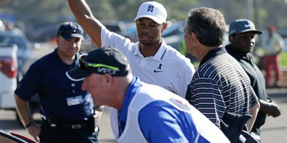 Tiger se retira por dolor en la espalda Tiger se retira por dolor en la espalda