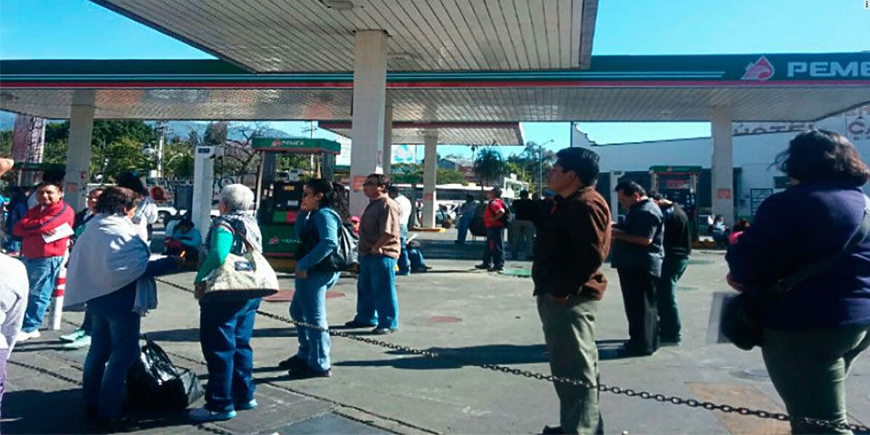 Toma Sección 22 gasolineras en la ciudad de Oaxaca