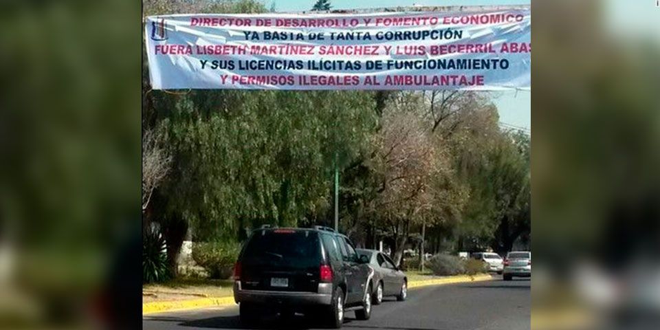 Con mantas acusan de corrupción a funcionarios de Naucalpan