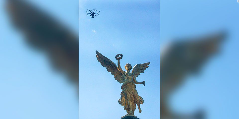 Captan sobrevuelo de dron en el Ángel de la Independencia