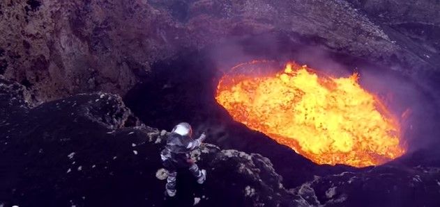 Drones filman dentro de un volcán