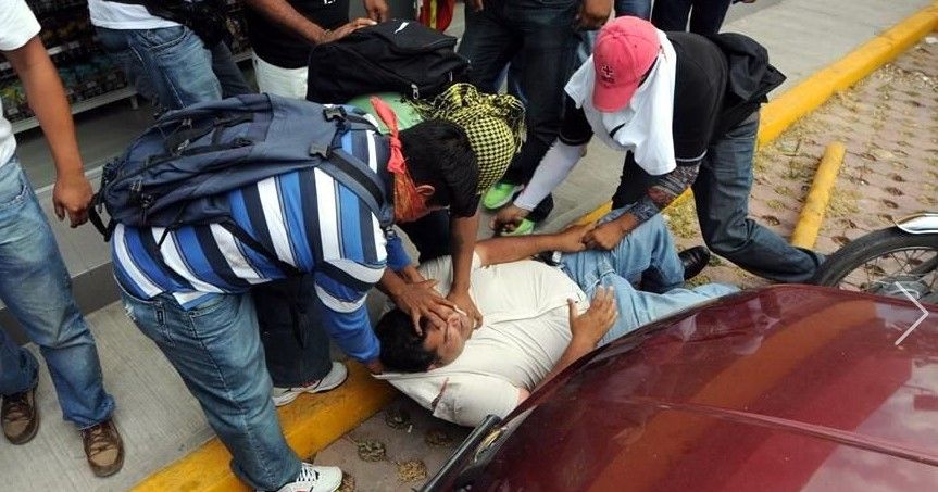 Maestros de la CETEG golpean a funcionario