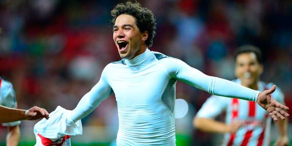 Chivas gana con polémico penal Chivas gana con polémico penal