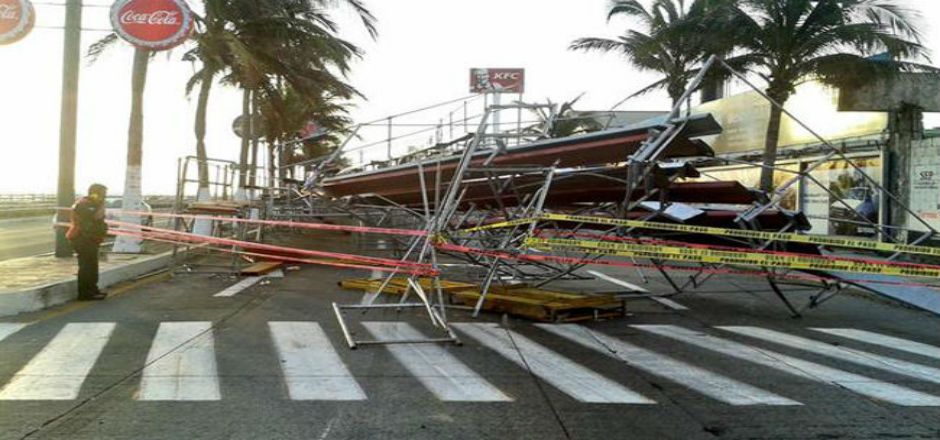Conductor choca gradas para el carnaval de Veracruz