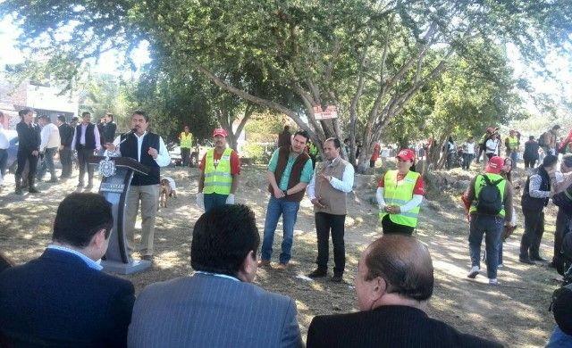 Perro orina atril de alcalde de Guadalajara