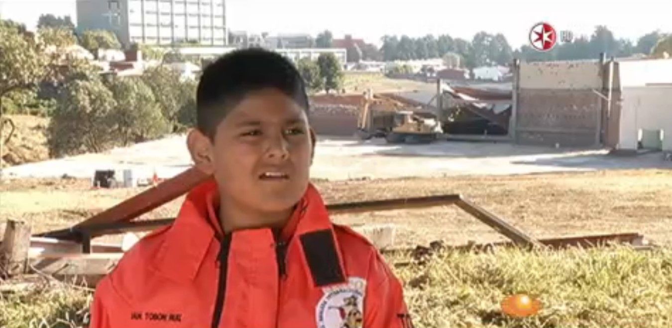 Homenaje a niño héroe