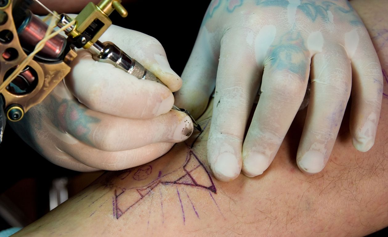 Inventan crema que remueve tatuajes
