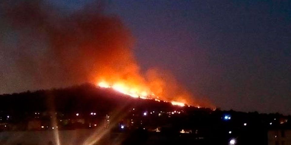 Reportan fuerte incendio en Cerro de la Estrella