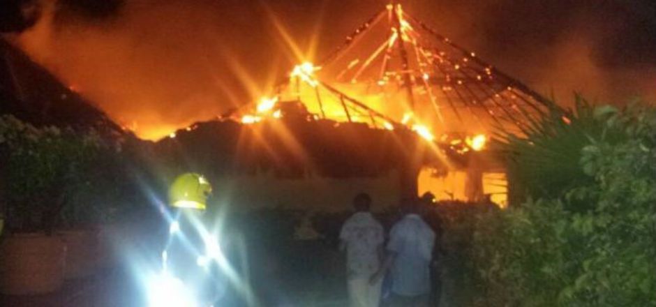 Bomberos controlan incendio en hotel de Cancún