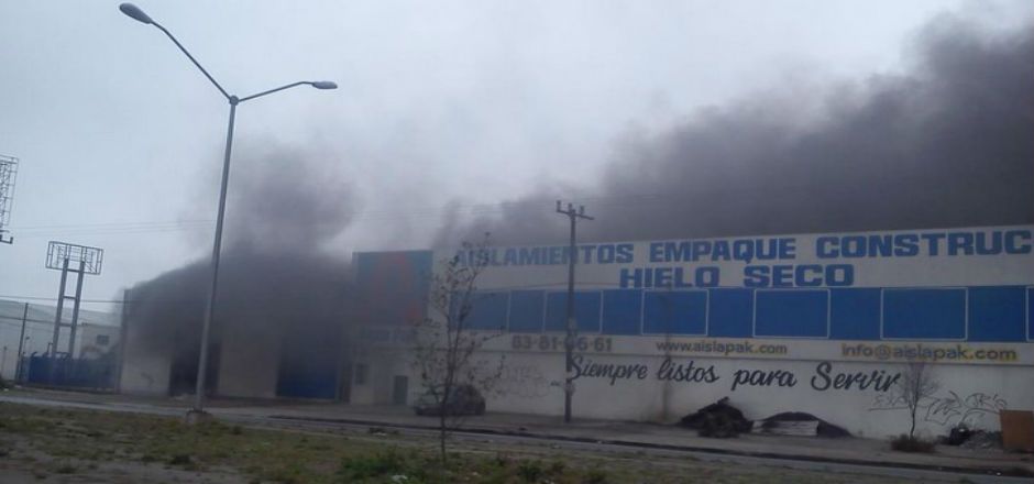 Fuego consume fábrica en Nuevo León