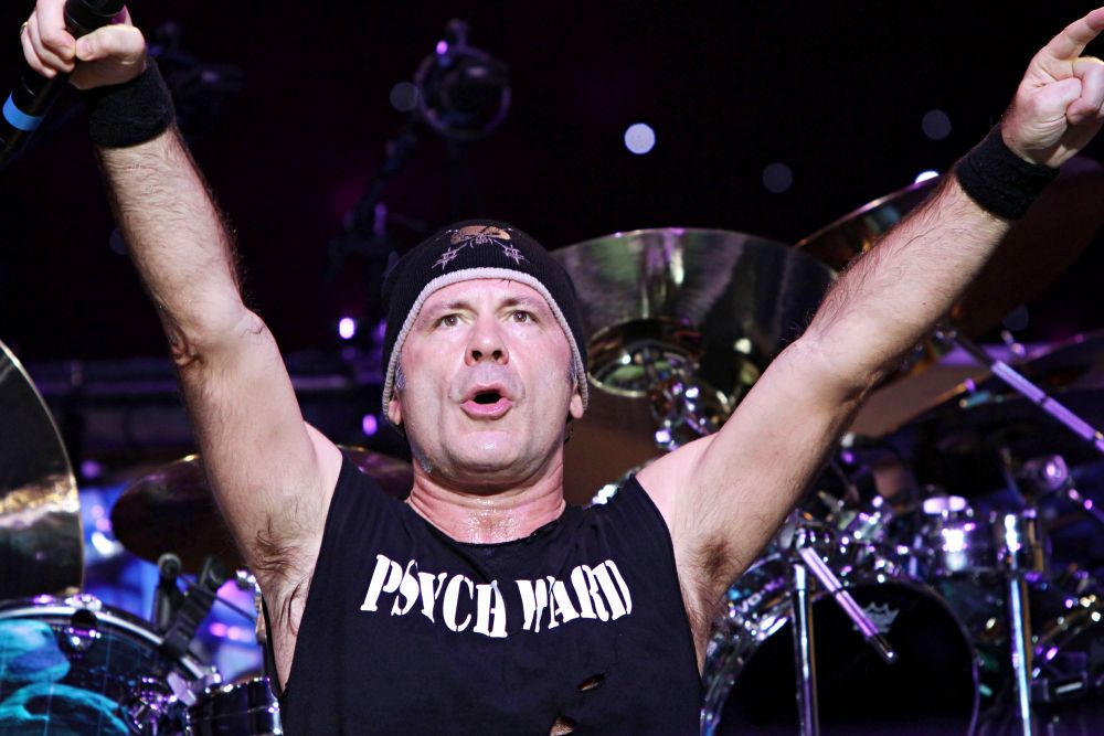 Vocalista de Iron Maiden padece cáncer