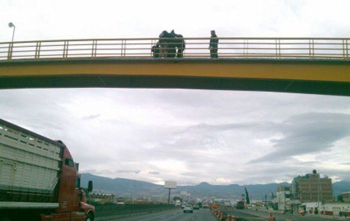Mujer intenta arrojarse de un puente en Ixtapaluca
