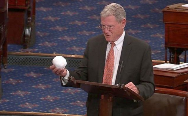 Senador “desmiente” cambio climático con bola de nieve