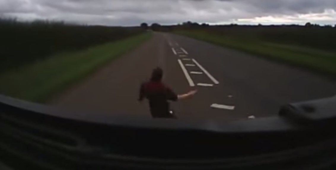 Camión atropella a joven, sale ileso Camión atropella a joven, sale ileso