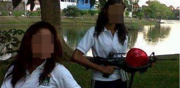Investigan fotos de jóvenes con equipo policial