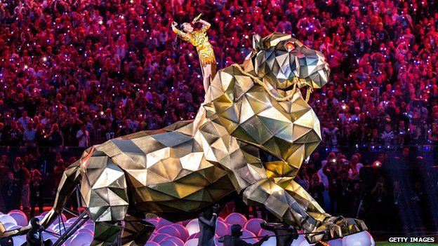 Katy Perry se tatúa en honor al Súper Tazón Katy Perry se tatúa en honor al Súper Tazón