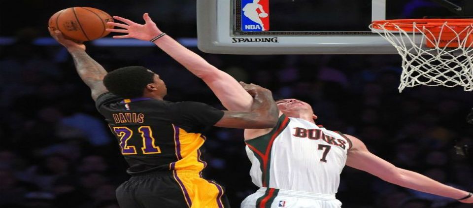 Ellington lleva a los Lakers al triunfo sobre Bucks Ellington lleva a los Lakers al triunfo sobre Bucks