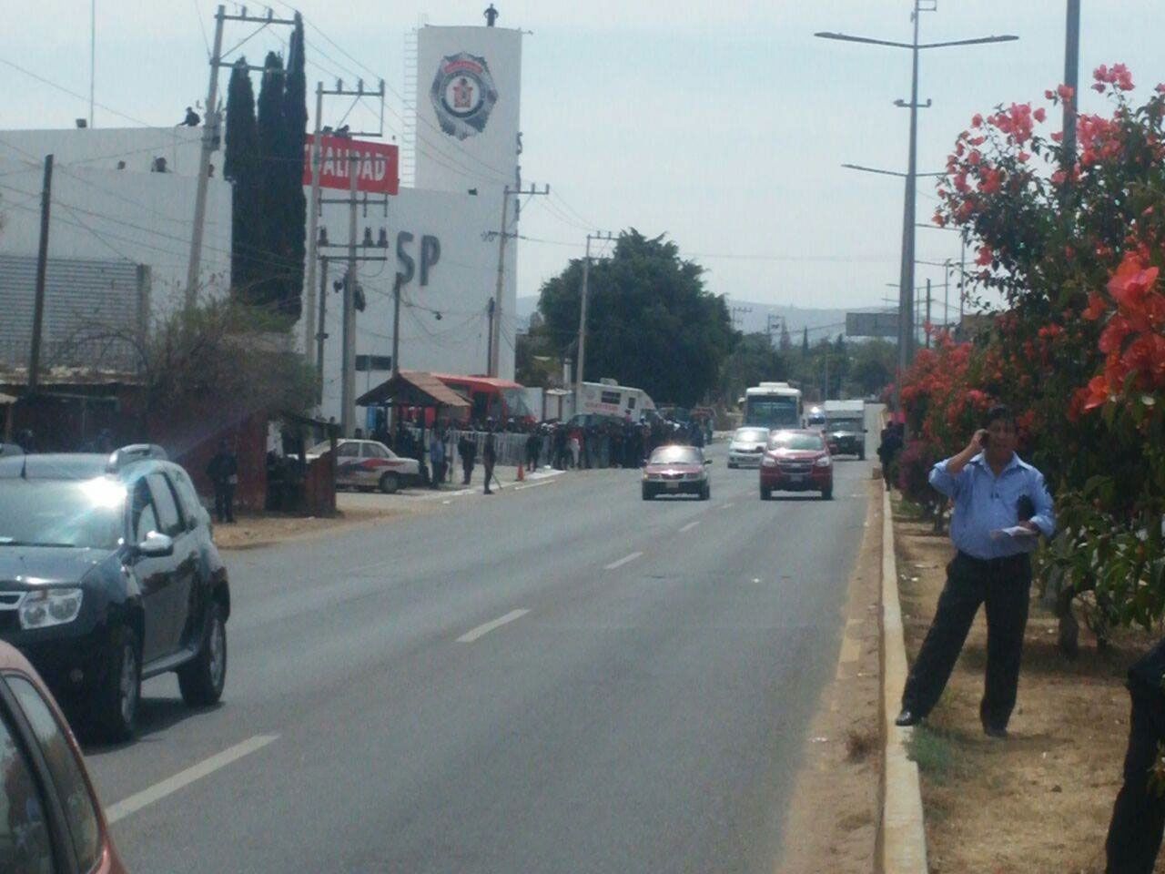 Policías se retiran después de bloquear la carretera federal de Oaxaca