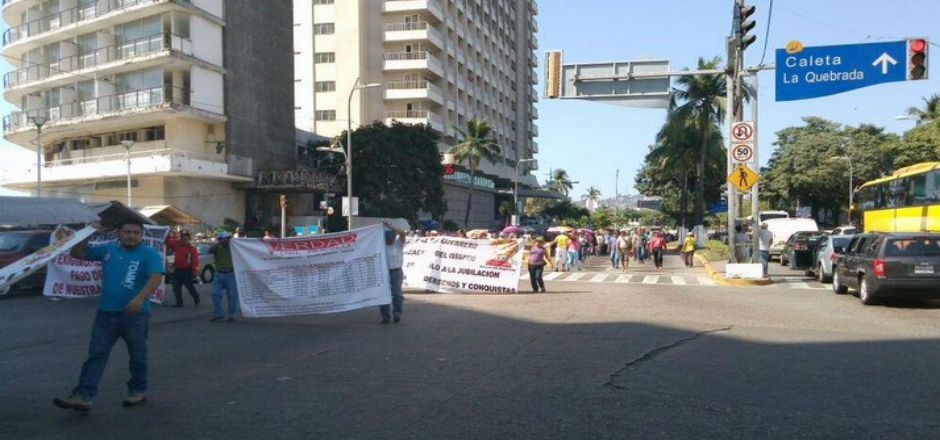 Integrantes del SUSPEG marchan en Acapulco