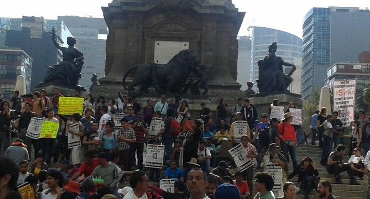 Marchan en Reforma a 5 meses de la desaparición de normalistas