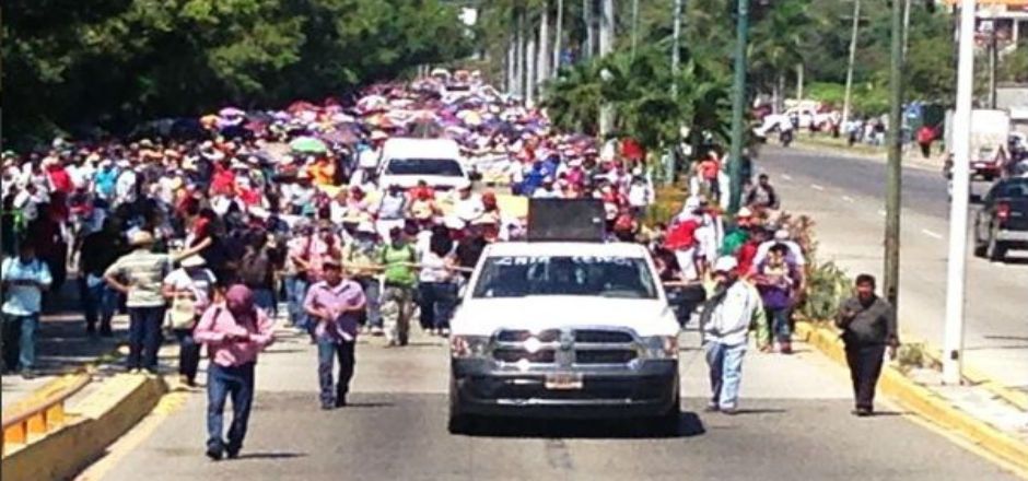 Maestros de la CETEG marchan en Acapulco