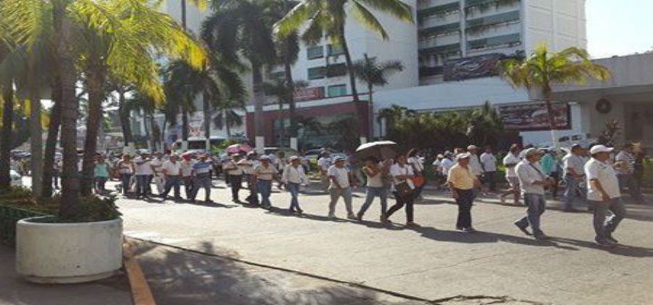 Marchan maestros de Acapulco Marchan maestros de Acapulco