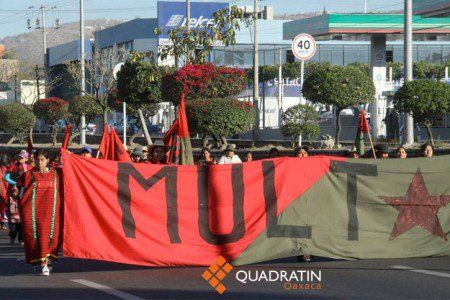 Volcadura de camioneta triqui deja cuatro heridos